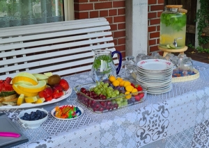 Obst in Schalen auf einem Gartentisch.