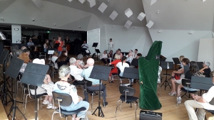 Mitglieder des Fördervereins sitzen auf Stühlen im Auditorium