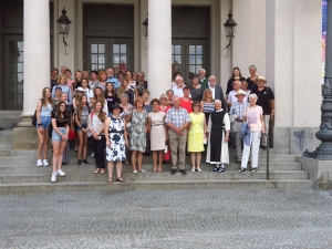 Eine große Gruppe der Mitglieder des Fördervereins auf einem Gruppenfoto vor dem Eingang des Gärtnerplatztheaters in München